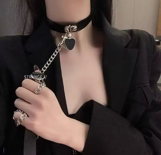 קולר ורצועה לב שחור